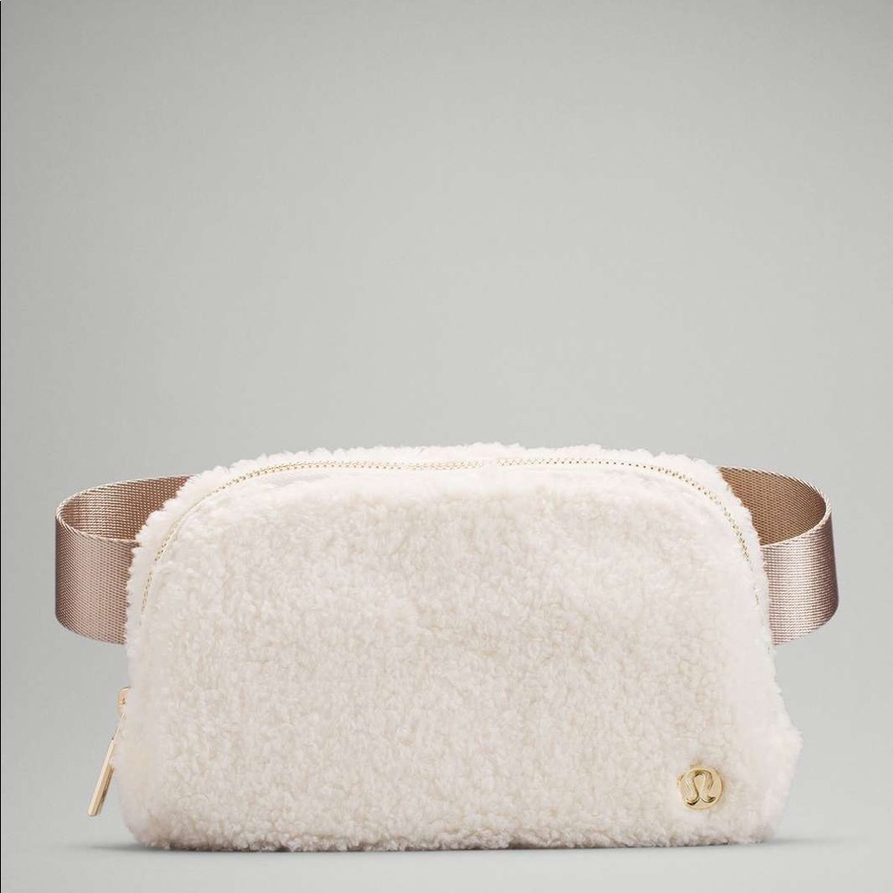 Lululemon Everywhere Fleece Belt Bag - Light Ivory Sherpa